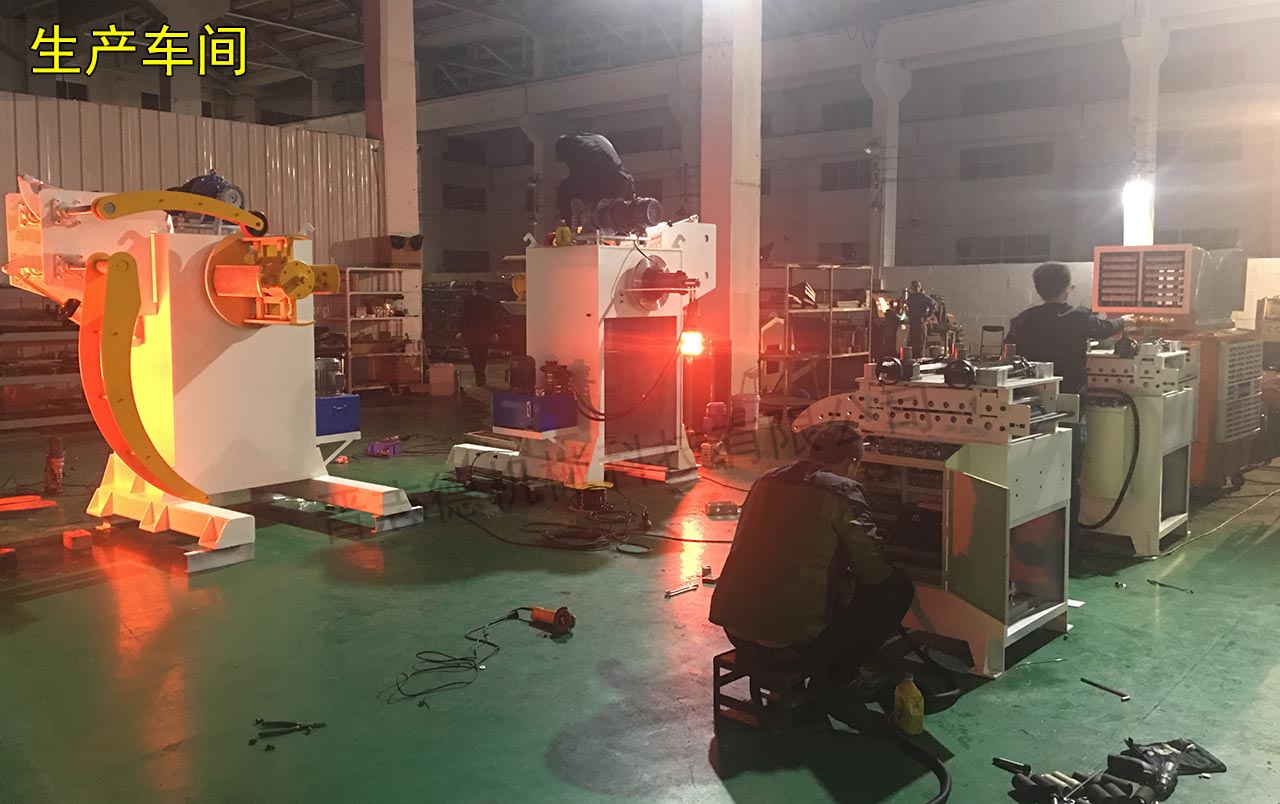 三合一送料机夜间生产