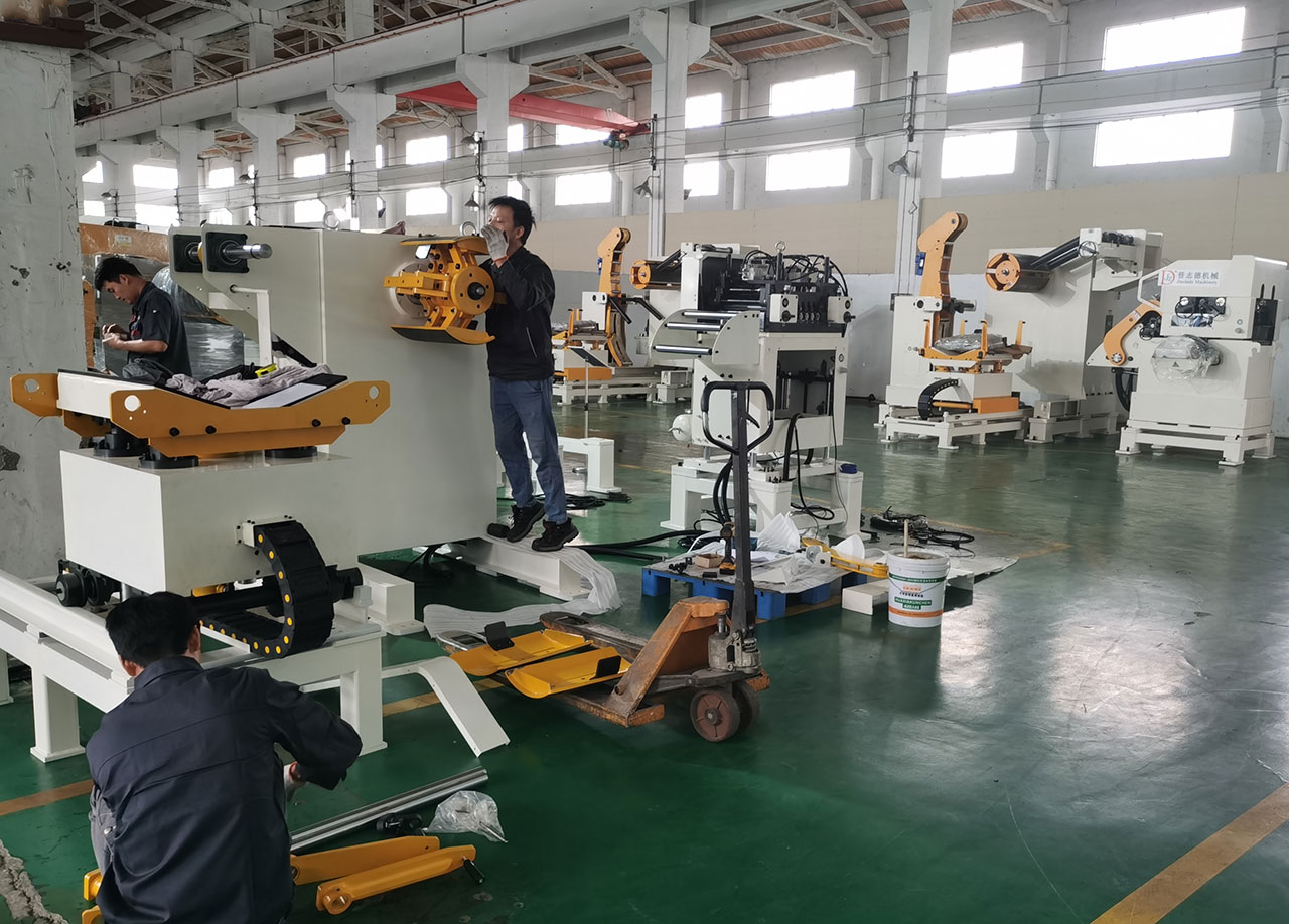 三合一送料机装配现场