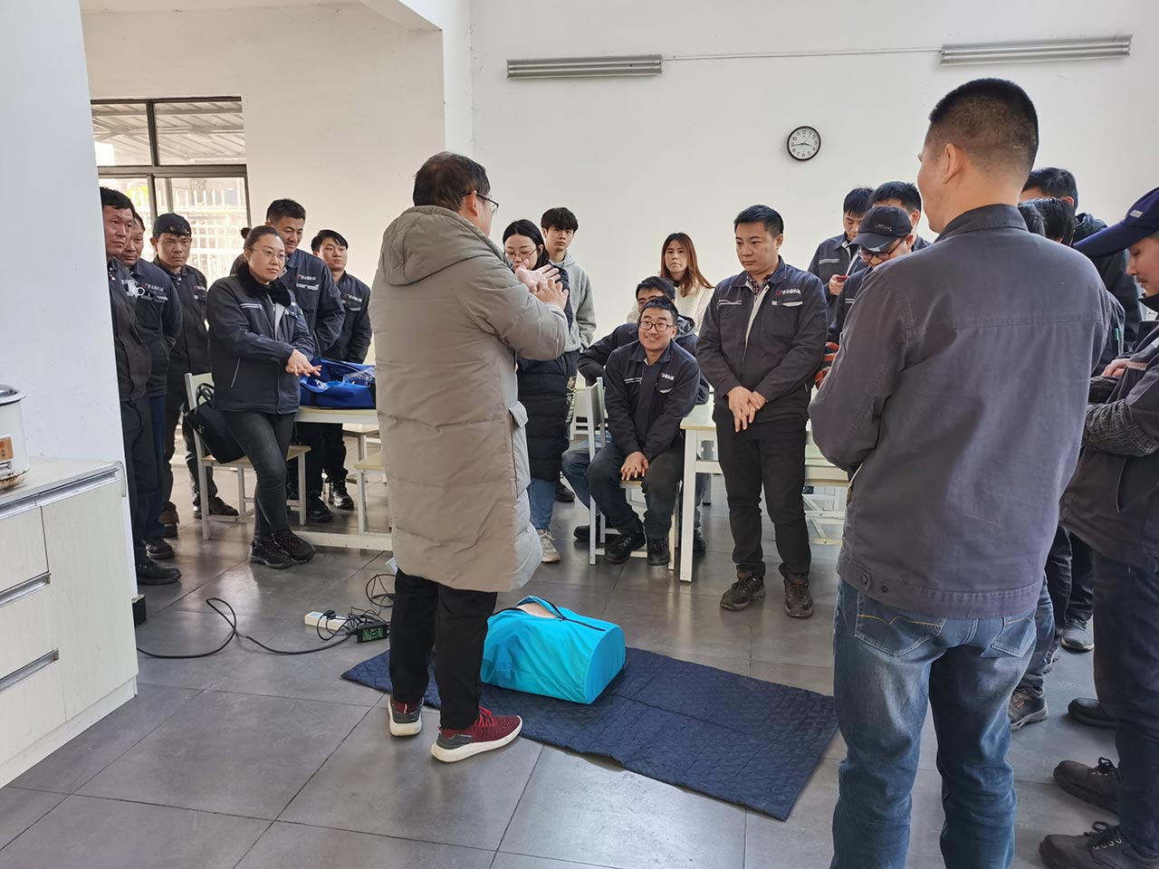 江苏送料机厂触电急救演练