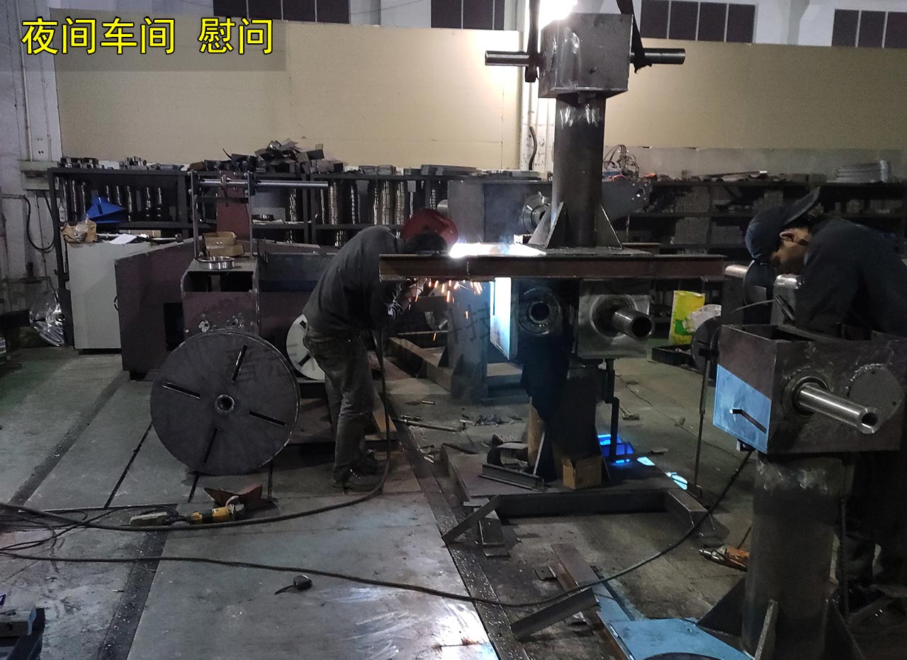 慰問(wèn)常州工廠焊接車(chē)間