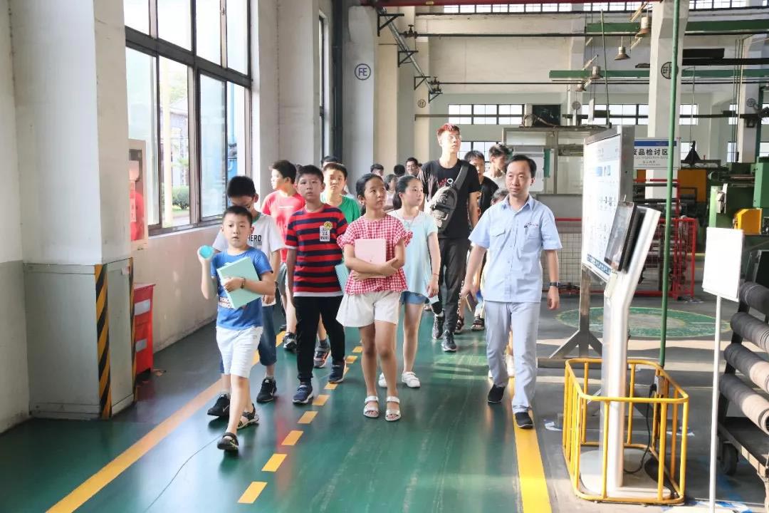 员工子女参观三合一送料机厂家